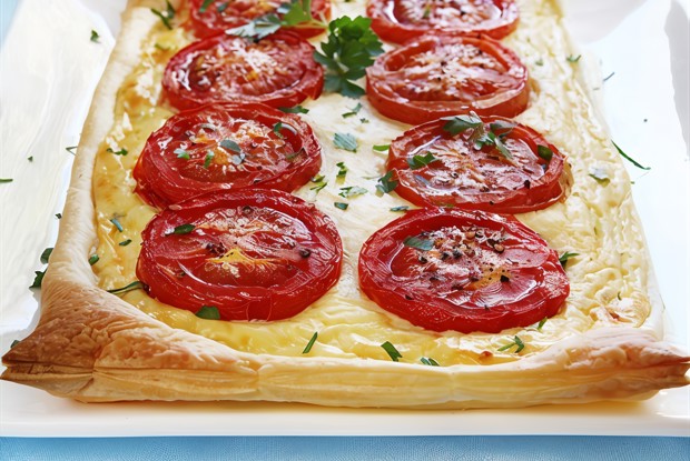 Слоеный пирог с жареными помидорами