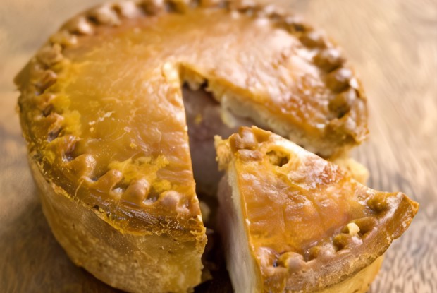 Слоеный пирог со свининой и кровяной колбасой