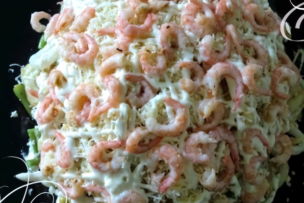 Слоеный салат из креветок, кальмаров и зеленой фасоли