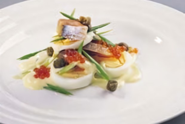 Слоеный салат из норвежской сельди, яиц и каперсов