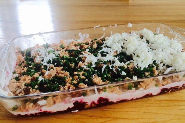 Слоеный салат из свеклы и горбуши со сметаной