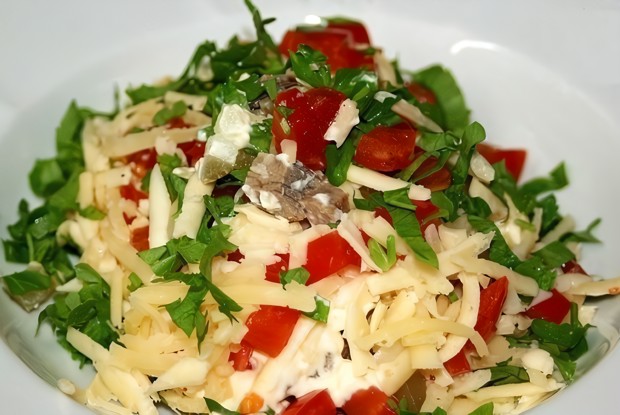 Слоеный салат с говядиной и овощами