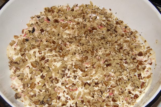 Слоеный салат с грецкими орехами, яблоками и курицей