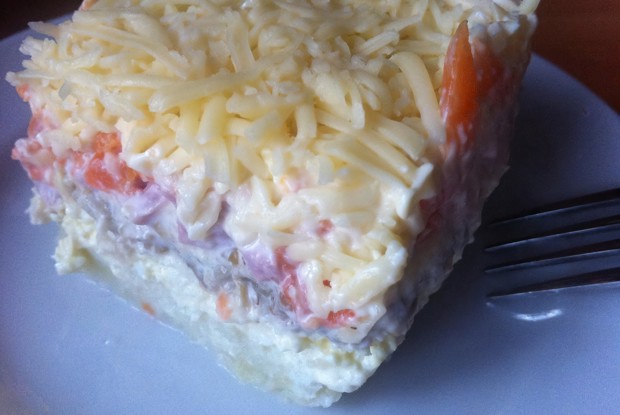 Слоеный салат с грибами и ветчиной