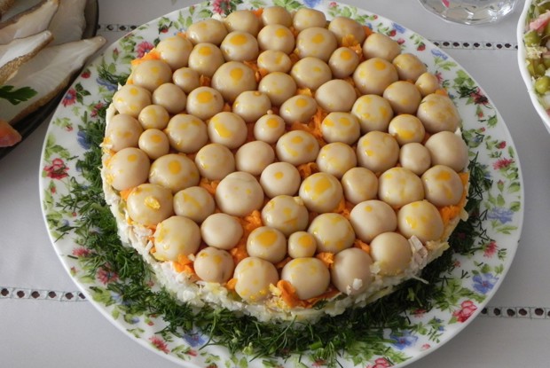 Слоеный салат с грибами, мясом и плавлеными сырками