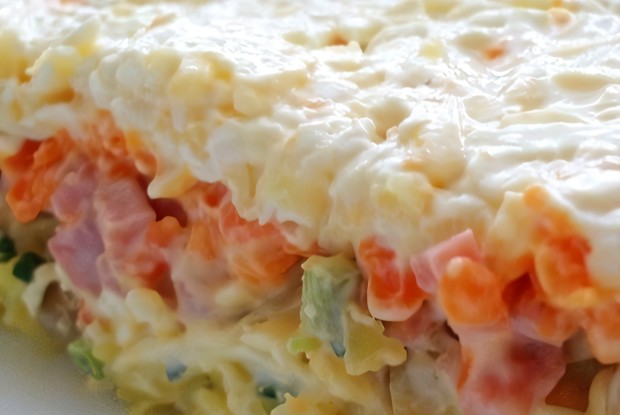 Слоеный салат с грибами, ветчиной и плавленым сыром