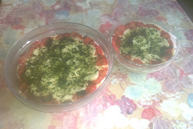 Слоеный салат с языком и жареным омлетом