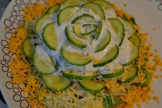 Слоеный салат с кальмарами, грибами и сырной заправкой