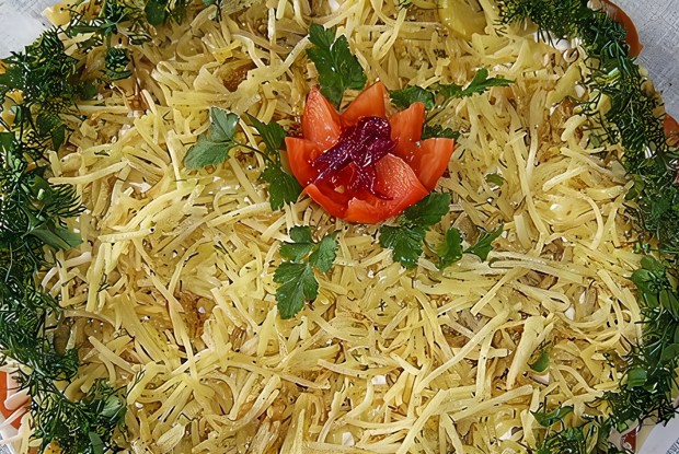Слоеный салат с картофелем, карбонадом и сыром