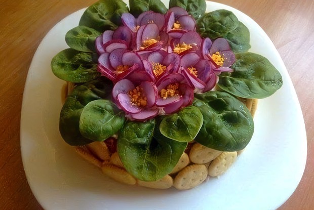 Слоеный салат с копченым окороком, огурцами и черносливом