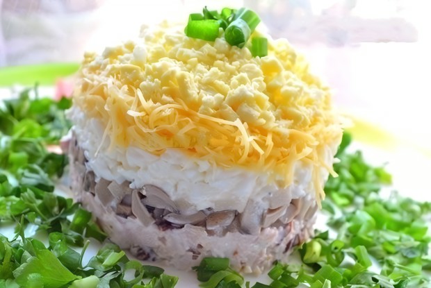 Слоеный салат с копченой курицей и грибами