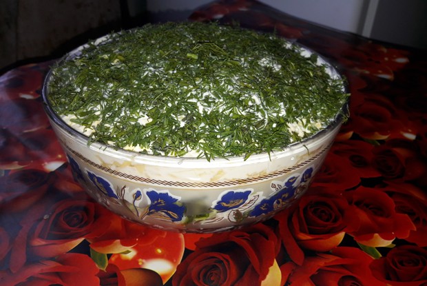 Слоеный салат с копченой курицей и свежими огурцами