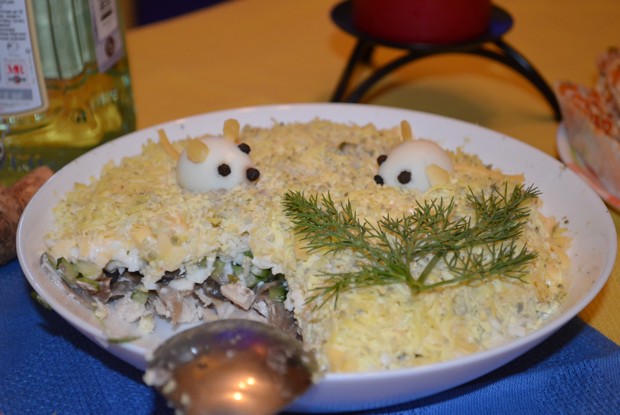 Слоеный салат с курицей и грибами
