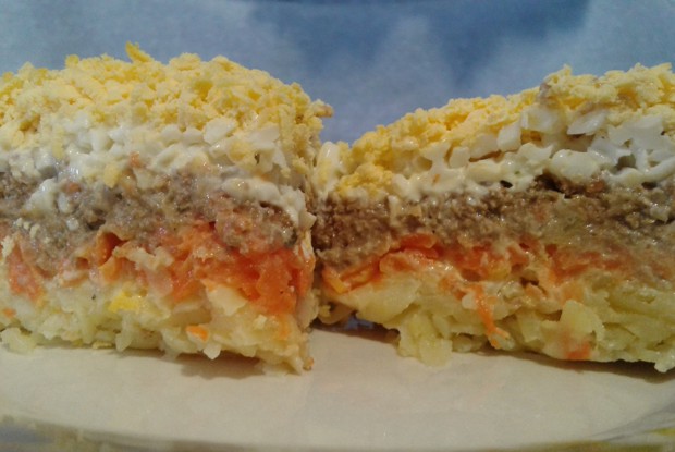 Слоеный салат с печенью, картофелем и сыром