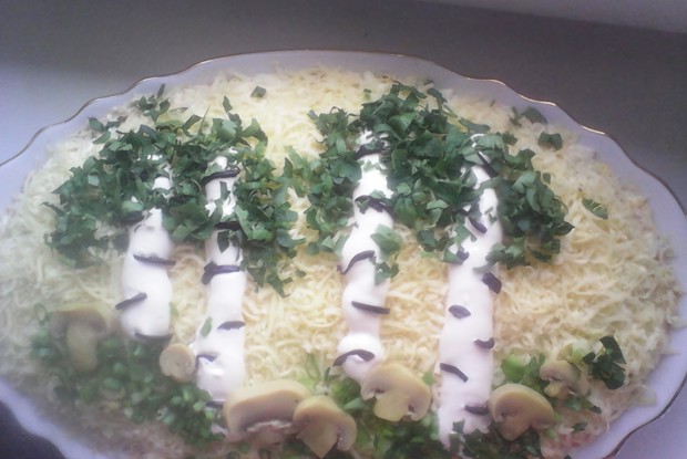 Слоеный салат со шпротами и сыром