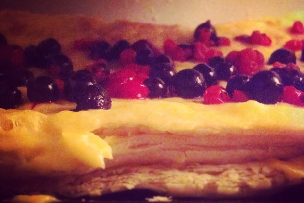 Слоеный торт с ягодами