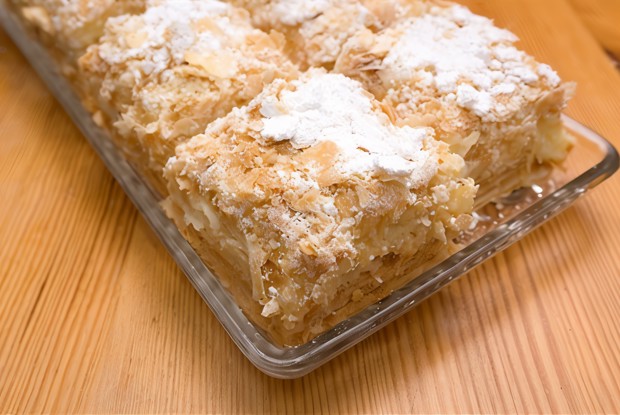 Слоеное пирожное с яблоками