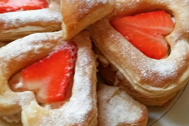 Слоеное пирожное с клубникой и маскарпоне