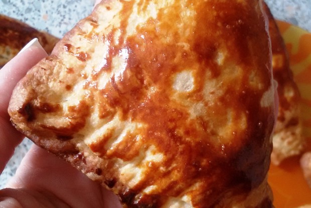 Слоеные пирожки с картофелем и курицей