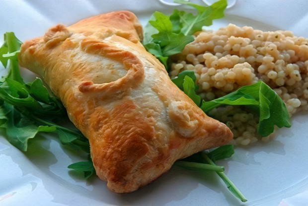 Слоеные пирожки с курицей и сливочным сыром