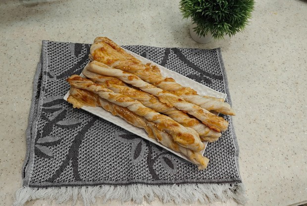 Слоеные сырные палочки