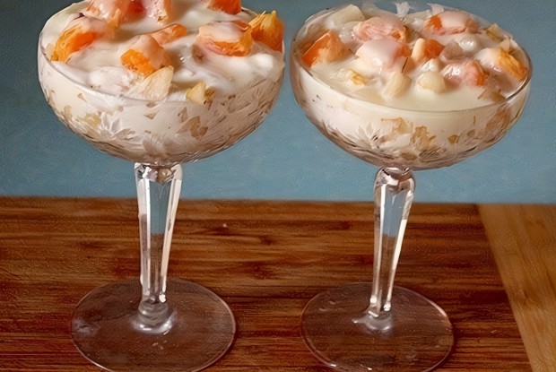 Слоеный фруктовый десерт с пломбиром и печеньем