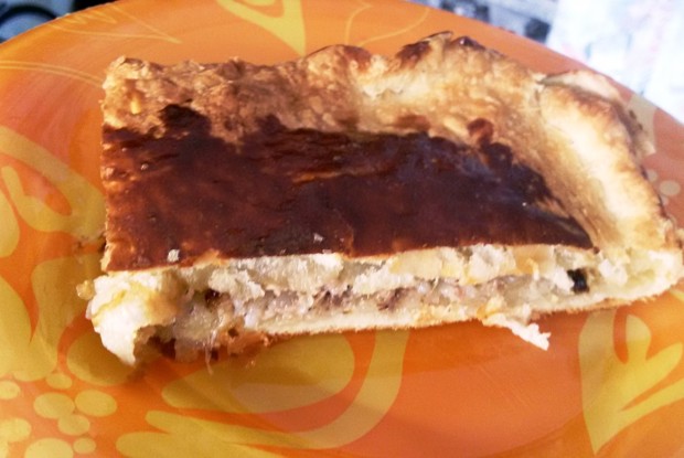 Слоеный пирог с рисом и рыбными консервами