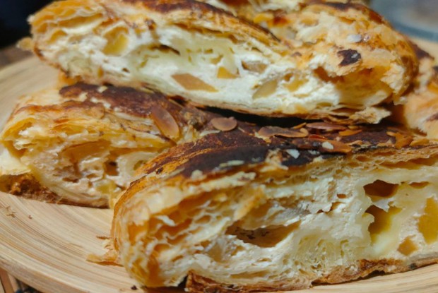 Рулет из слоеного теста с творогом и яблоками