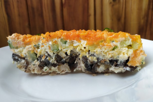 Слоеный салат с курицей и грибами