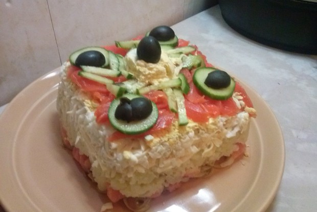 Слоеный салат с семгой, яйцами и картофелем под майонезом