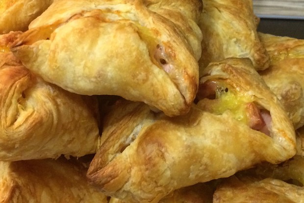 Слойка с ветчиной и сыром