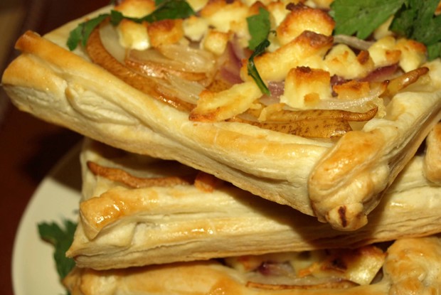 Слойки с грушей, ялтинским луком и адыгейским сыром