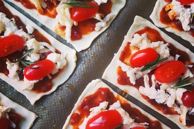 Слойки с козьим сыром, помидорами черри и розмарином