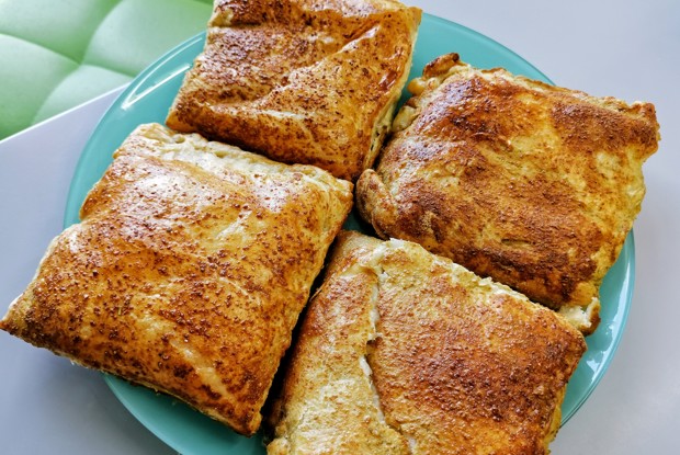 Слойки с ветчиной и двумя видами сыра