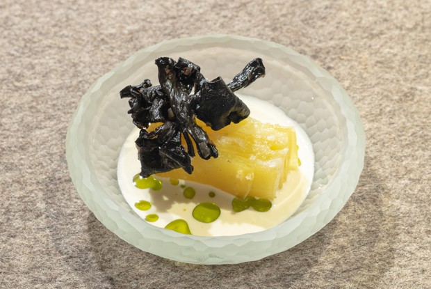 Слойка из копченой рыбы и свеклы