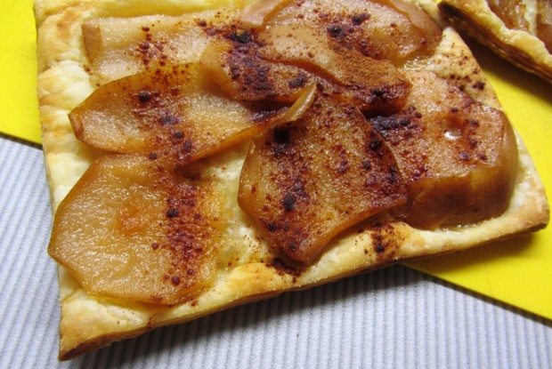 Слойка с консервированной грушей и заварным кремом