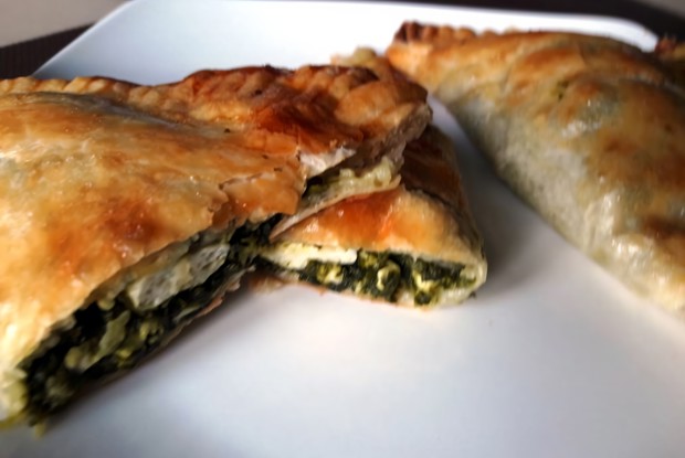 Слоёные треугольнички со шпинатом и брынзой