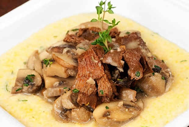 Смесь грибов на подушке из сливочной поленты