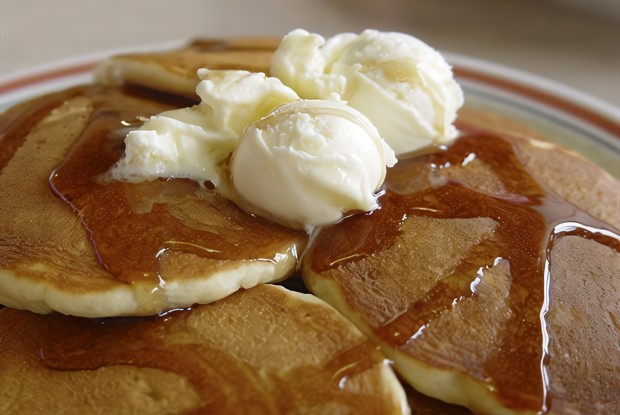 Сметанные блины с кленовым сиропом