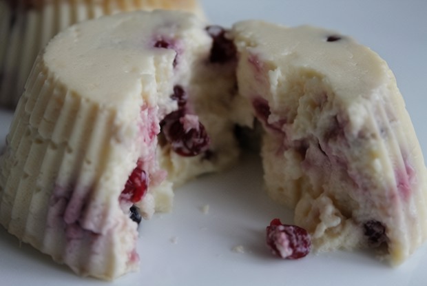 Сметанный чизкейк с брусникой на пару