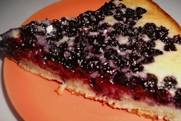 Сметанный пирог с черникой