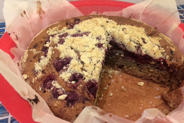 Сметанный пирог с вишней и миндалем