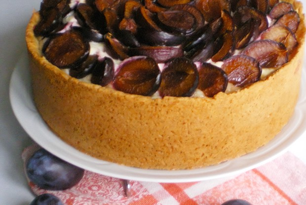 Сметанный пирог со сливами