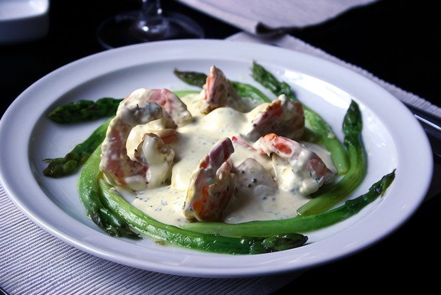 Сметанный соус с хреном и розмарином для креветок