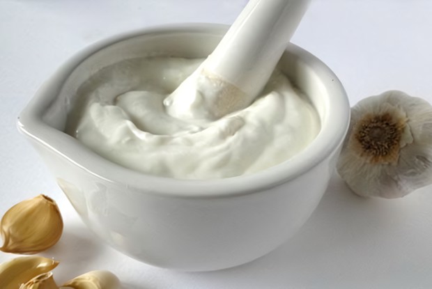 Сметанный соус с зеленью и чесноком