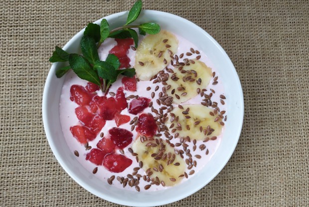 Смузи-боул с клубникой и бананом