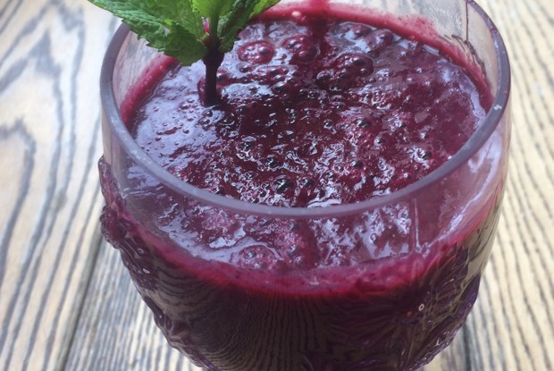 Смузи из ананаса и черной смородины