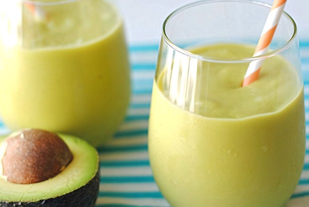 Смузи из авокадо, апельсина, банана и лимонного сока