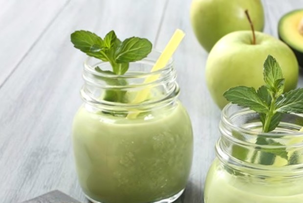 Смузи из авокадо, огурца и яблока