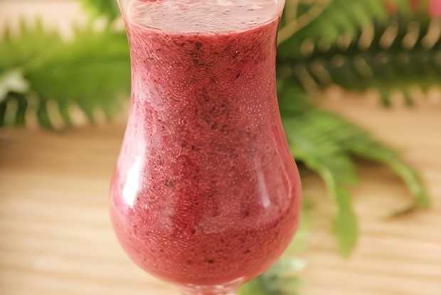 Смузи из авокадо и свежей малины